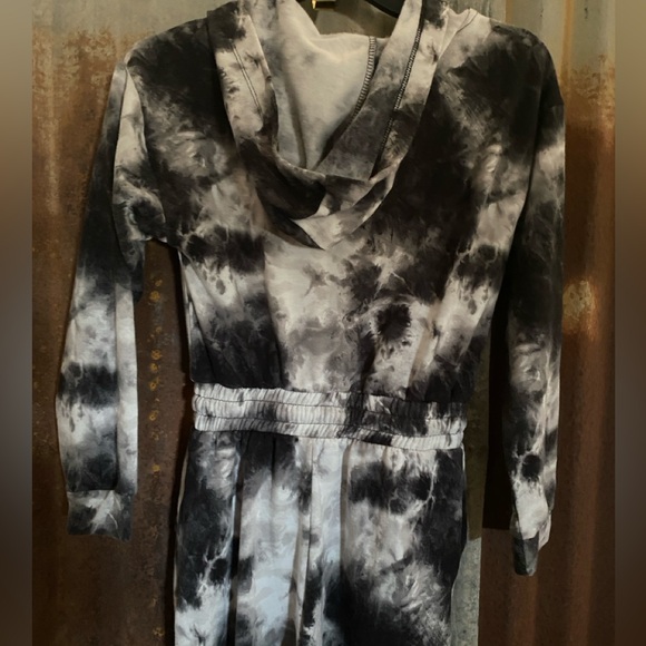 No Boundaries Black and White Hooded Onesie Xs (1) - Picture 5 of 6